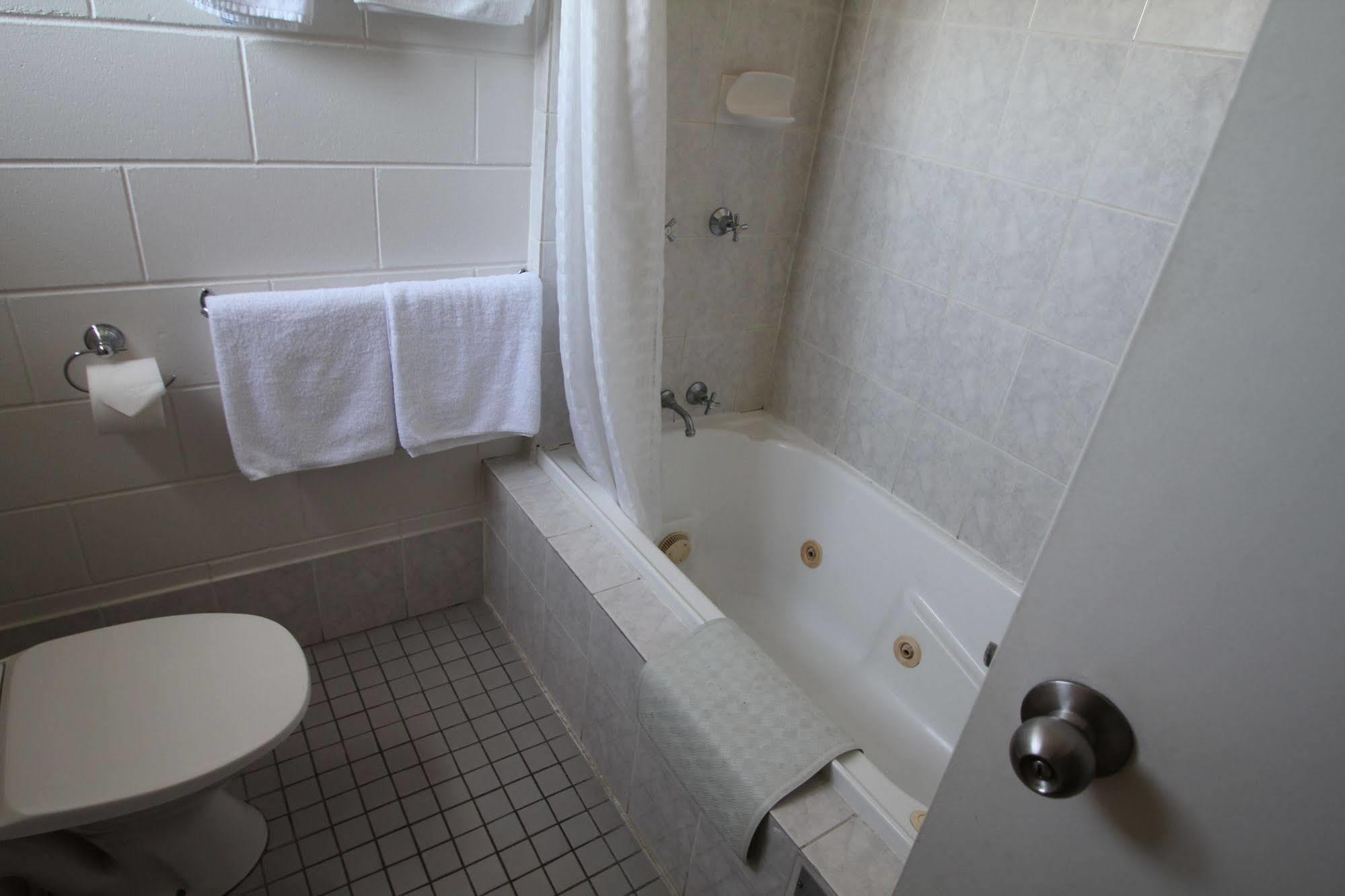 Colonial Rose Motel Таунсвил Екстериор снимка
